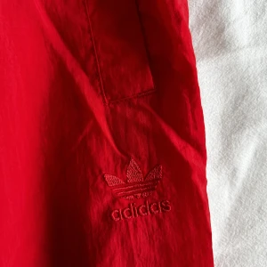 Adidas byxor  - Del av ett det med matchande jacka. Finns inga fel, knappt använda därav varför jag säljer dem. Går att använda som överdragsbyxor över tex träningsshorts eller till vardags.   Nypris: ca 649kr