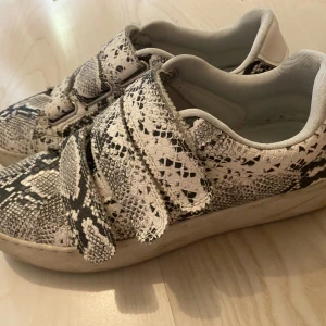 skor - bra skick, lite smutsiga men går att tvätta bort 