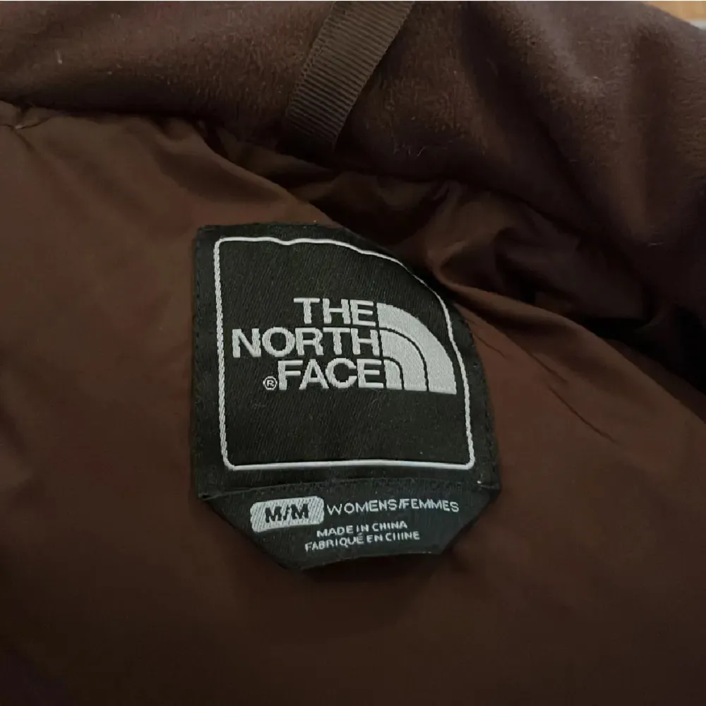 Intressekoll på min äkta bruna north face väst💗 inte lätt att få tag på, storlek M men passar mig som brukar ha S också! Köpt för ca 2000kr 2020💘 lånad första bild. Jackor.