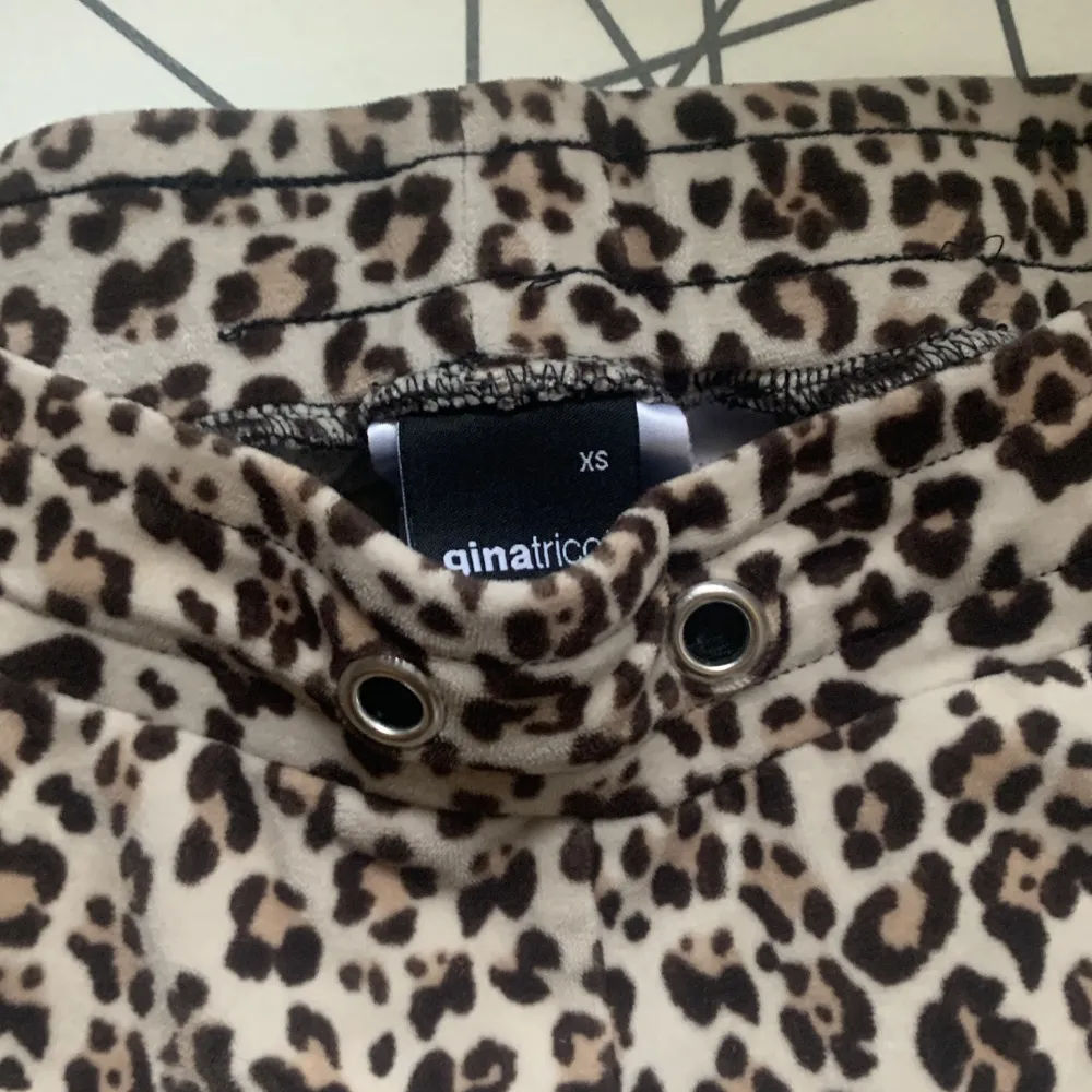 Leopard mjukisbyxor, köpte på plick men passade inte så bra☺️ Storlek xs passar min längd som är 163, dom är flare inte skinny🥰är från Gina Tricot, skriv för mer information ❤️. Jeans & Byxor.