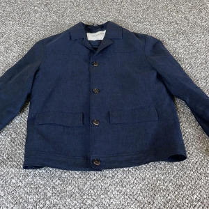 Overshirt  - En snygg overshirt från These glory days, Storlek S men sitter något större. Den är lite croppad.