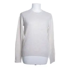 Säljer nu denna beiga stickade tröja från H&M i storlek S. Köpte på sellpy men aldrig använd utan endast tvättad. Skriv för egna bilder eller andra frågor 💓