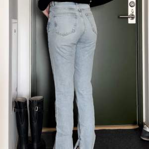 Ljusblåa jeans med slits från Gina Tricot i storlek 36!! Säljer för 115kr 🩵🩵