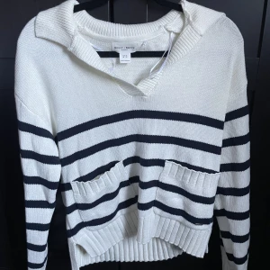 Stickad tröja - Superfin stickad tröja använd 1 gång. Sitter så snyggt på,  perfekta hösttröjan!❤️