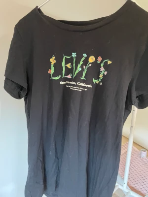 Levi’s tshirt  - Super fin levi’s tshirt nästan helt oandvänd och i bra skick
