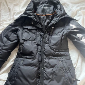 Hollies Jacka - Säljer nu min fina hollies jacka eftersom den inte kommer till användning längre! Köpte den förra vintern och har användts några få gånger då jag inte tyckte att den passade mig personligen, den är i nyskick med andra ord.  Skriv för fler bilder 🩷