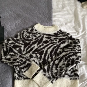 Zebra mönstrad sweatshirt!  - Den är i fint skick är lite mer barn tröja men går att använda på en liten vuxen! Från H&M strl 160! Den är jätte mysig och jätte söt! 