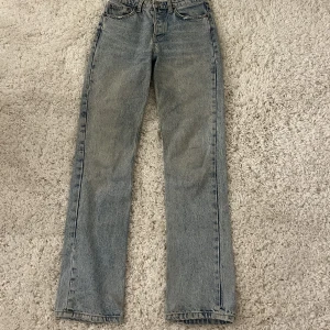 Jeans - Säljer dom populära mid waist Zara jeansen!! Fint skick!!💞