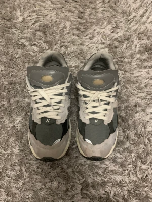 New balance 2002r PP rain cloud  - Säljer ett par New balance 2002r protection pack rain cloud, de är i bra skick har använt de. Säljer pga de ej passar mig längre. De är storlek 44/ US 10. Hör av er! 