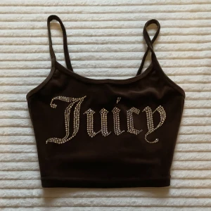 Juicy Couture co-ord strappy cami top in brown 🤎 - ☆ Juicy Couture topp med rhinestones~  ☆ Helt ny och oanvänd. Säljer eftersom att den var för liten. ☆ Säljs inte längre. Originalpris 550kr från Asos.  Om du har några frågor kontakta mig. Kolla gärna in min profil för fler plagg och mycket y2k! ✨