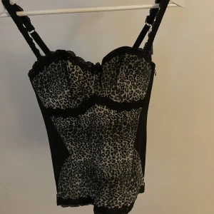 Korsett - Finaste korsett topen som suger in midjan! Storlek S men justerbar så man kan völja storlek sjölv! Köptes för 655kr 