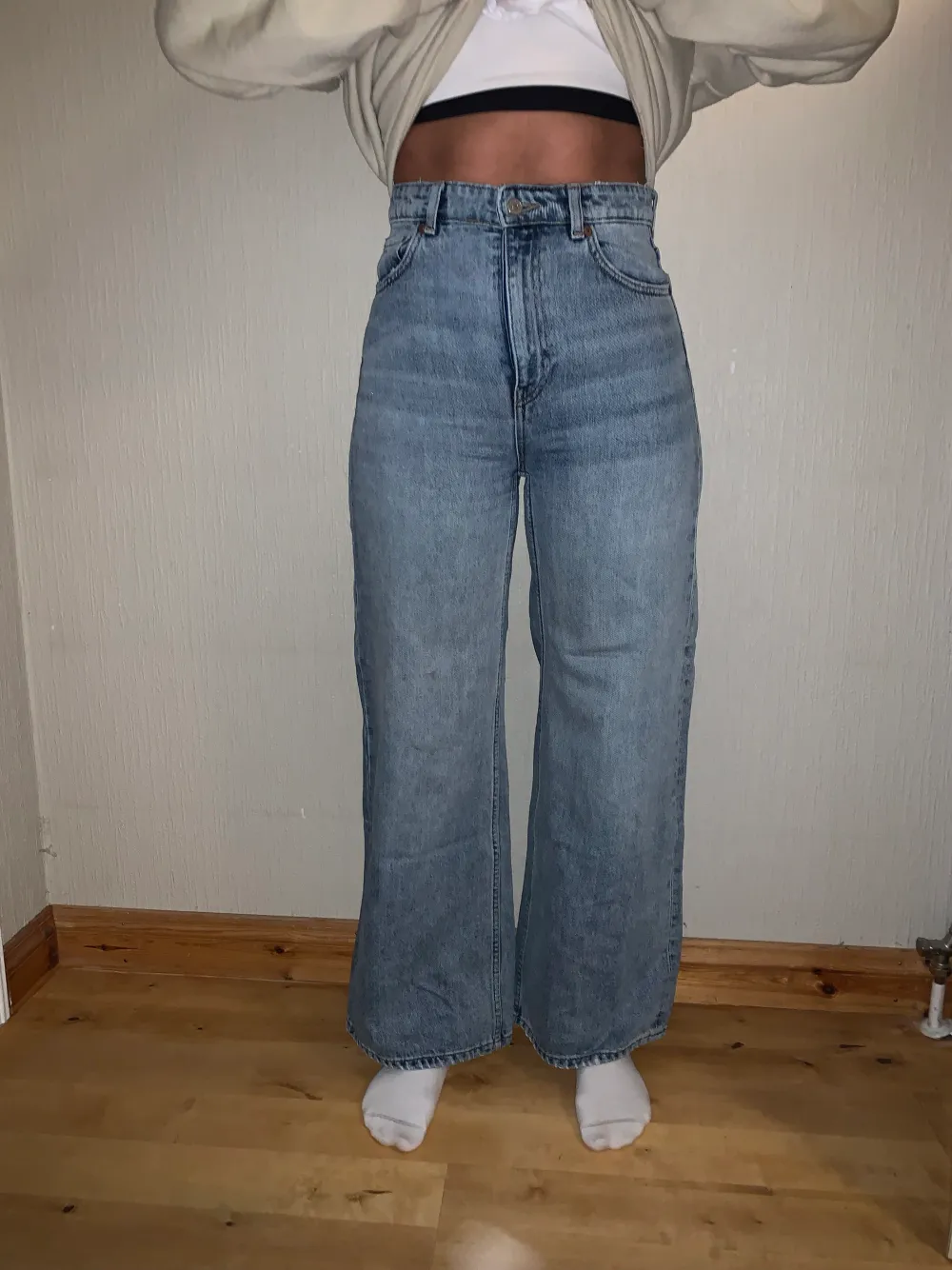 Vida jeans från weekday💙 högmidjande och sitter super snyggt, passar xs-m beroende hur baggy stil man vill ha✨ köpen står för frakten!. Jeans & Byxor.