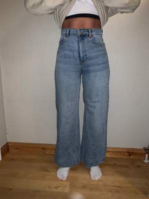 Vida jeans från weekday💙 högmidjande och sitter super snyggt, passar xs-m beroende hur baggy stil man vill ha✨ köpen står för frakten!