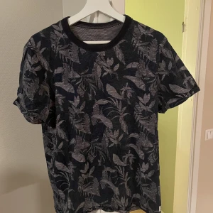 Jack & Jones tröja - T-shirt från Jack &jones i använt men bra skick. Storlek L.