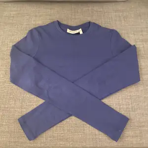 En skitsnygg långärmad tröja från weekday i marinblå! Säljer denna pga den aldrig har kommit till användning.🤍
