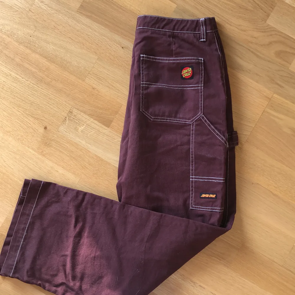 Burgundy Santa Cruz cargos med vita sömmar. Använd en gång och i perfekt skick. Jeans & Byxor.