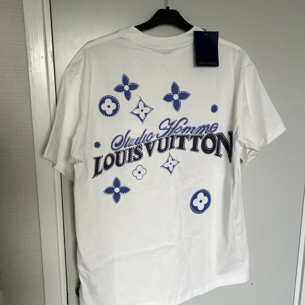 Säljer min A++ replika Louis Vitton t-shirt, aldrig använt och är helt ny. . T-shirts.