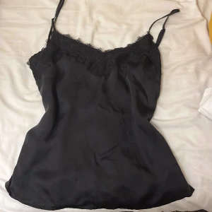 Svart linne - Ett jätte fint svart linne med spets från indiska nästan aldrig använd