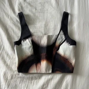 Helt ny topp COS - Superfin topp från COS x Stephen Doherty samarbetet. Helt ny och oanvänd. Ordinariepris 900kr, säljer för 350kr. Mötas upp i Stockholm eller fraktas!