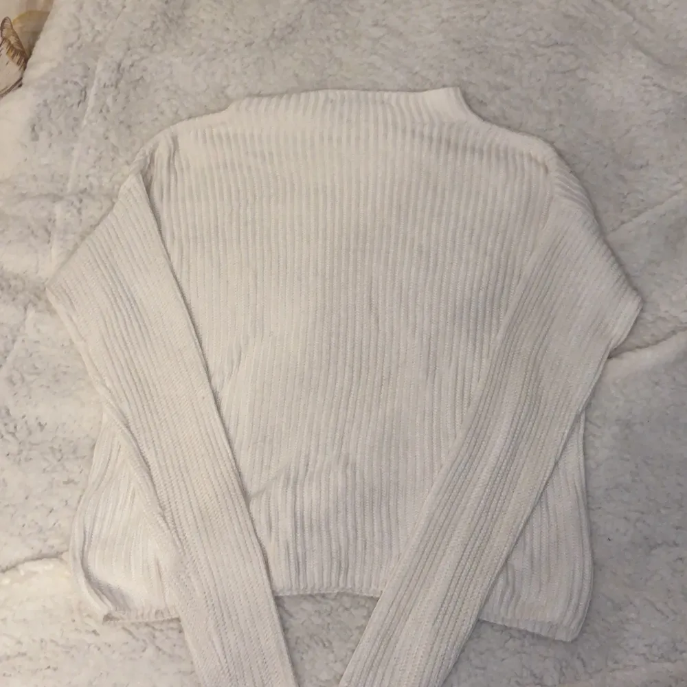 Skön vit/beige stickad tröja, fin för hösten! Den är i bra skick och bara använts typ 2 gånger, säljer pga jag inte använder den! Storlek M. Stickat.