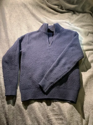 1/4 zip mörkblå från uniqlo - Säljer en riktigt snygg 1/4 zip i mörkblå😀 Den är lite tjockare vilket är perfekt till hösten🍁Den är inte trasig och det finns knappt märken på användning 9/10👍 Hör av dig om du undrar något eller vill ha fler bilder😀