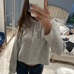 Stickad hoodie - Så fin stickad hoodie i bar skick!! Storlek s