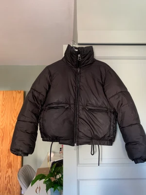Vinterjacka weekday - Snygg vinterjacka från weekday. I storlek Xs. 