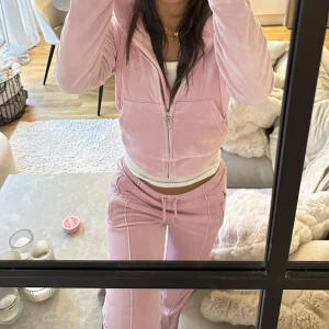 Juicy tracksuit - Babyrosa juicy tracksuit med detaljer på benen, fickor med dragkedja och text på rumpan & ryggen, nyskick! Byxorna är i XXS o tröjan i XS men båda passar upp till S, är 166 cm 🫶🏽🫶🏽