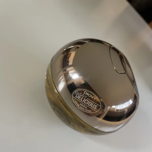 Parfym,DKNY  - Parfym, DKNY Delicious 100 %, Golden. Eau de parfum, 50 ml DKNY Golden Delicious är en oemotståndlig och lyxig doft som utstrålar sofistikering och glamour. 