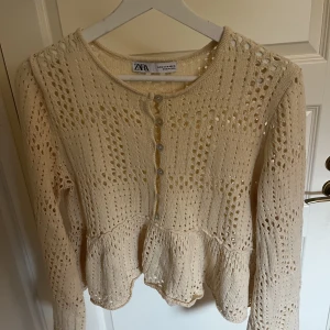 Hålig tröja - Jättefin hålig tröja från Zara i strlk M  Sitter lite oversized på mig om vanligtvis har s/m