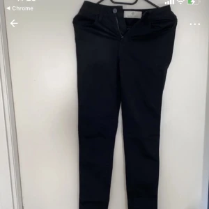 Stuprörsjeans strl 34 NYTT - Strl 34  Svarta stuprörs jeans med stretch  Pieces 
