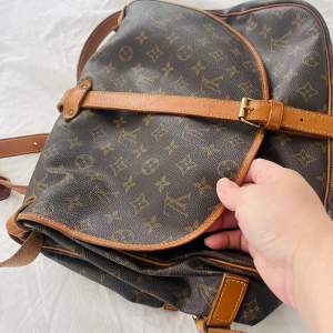 Äkta louis Vuitton  Saumur handbag  Brown,Synthetic  Mer information. Skicka sms 