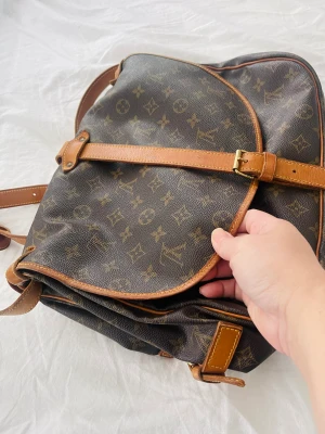 Louise Vuitton  - Äkta louis Vuitton  Saumur handbag  Brown,Synthetic  Mer information. Skicka sms 