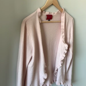 Cashmire kofta - Jätte fin, ljusrosa cashmire kofta från Davida. Saknar en ögla till pärlknapparna. 