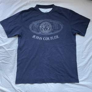 En snygg versace t-shirt i storlek L. Navy färg och riktigt kvalitets material. Den är i bra skick, trycket är lite 