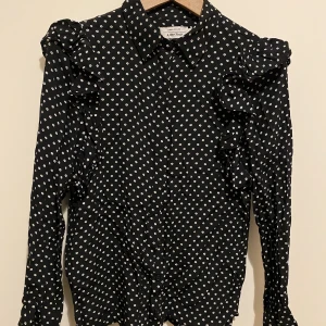 Svartvit blus från &Other stories strl 34 - Svartvit blommig söt blus från &Other Stories med normal passform. Storlek 34.