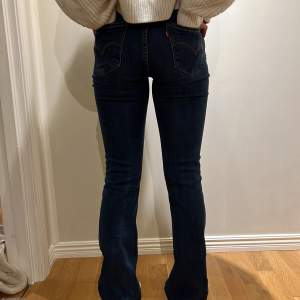 Så snygga Levis jeans i bootcut modell! Älskar dessa men säljer pga har för många💝 st 25 men passar för som normalvis har xs