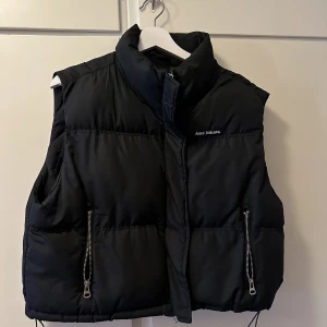 Väst - Svart väst i bra skick! Stl L men passar även M🩷