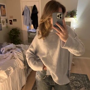 Ljusblå sticksd tröja - Lång oversize tröja från H&M! Tröjan är randigt stickad och är sparsamt använd😇 kontakta för mer info😚