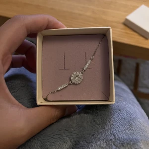 Armband Lily and rose - Tror jag aldrig använt det. Eventuellt använt fåtal gånger. Nypris 329 kr