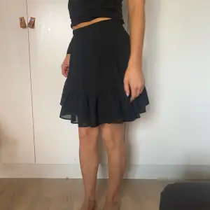 Jätte fin svart kjol, inga defekter 🤍