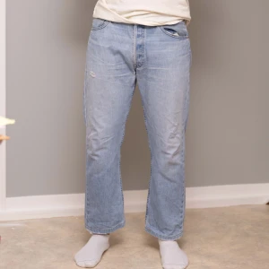 Levis 501 - Säljer dem dà jag tycker de är lite för korta. De har mindre slitningar pả benen men har inga fläckar eller större skador