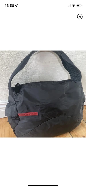 Prada väska - Säljer denna sjukt snygga väskan från Prada som är min mammas gamla väska. Nummer finns på men dessvärre inte kvitto. Den är 10 år gammal och sjukt fin och snygg. Rkt vintage😍