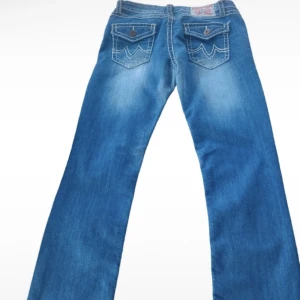 True religion typ  - Säljer mina true religion typ Jeans med coola fickor   Total längd 100cm Midja 40cm Från grenen ner 78cm