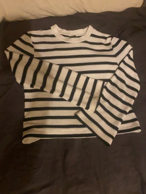 Tröja - Jätte fin stickad randig tröja, den är lite croppad och kanska lös passform, sällan använd den är i xs men passar på mig som är 175