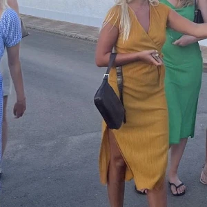 Gul klänning - Bra skick men kommer tyvärr inte till användning längre🤍Rensar mycket av mitt smink, smycken och kläder nu och kan ge paketpris vid köp av flera✨🤍