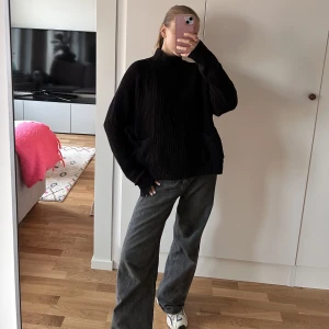 Svart stickad tröja - Fin svart stickad tröja med två fickor och turtle neck från Monki i storlek XS. 