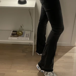 Utsvängda svart/gråa jeans från Zara strl 36 - Använda men i gott skick! 