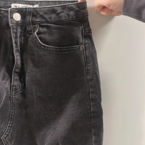 Jeanskjol - Grå/svart jeanskjol från NA-KD. 