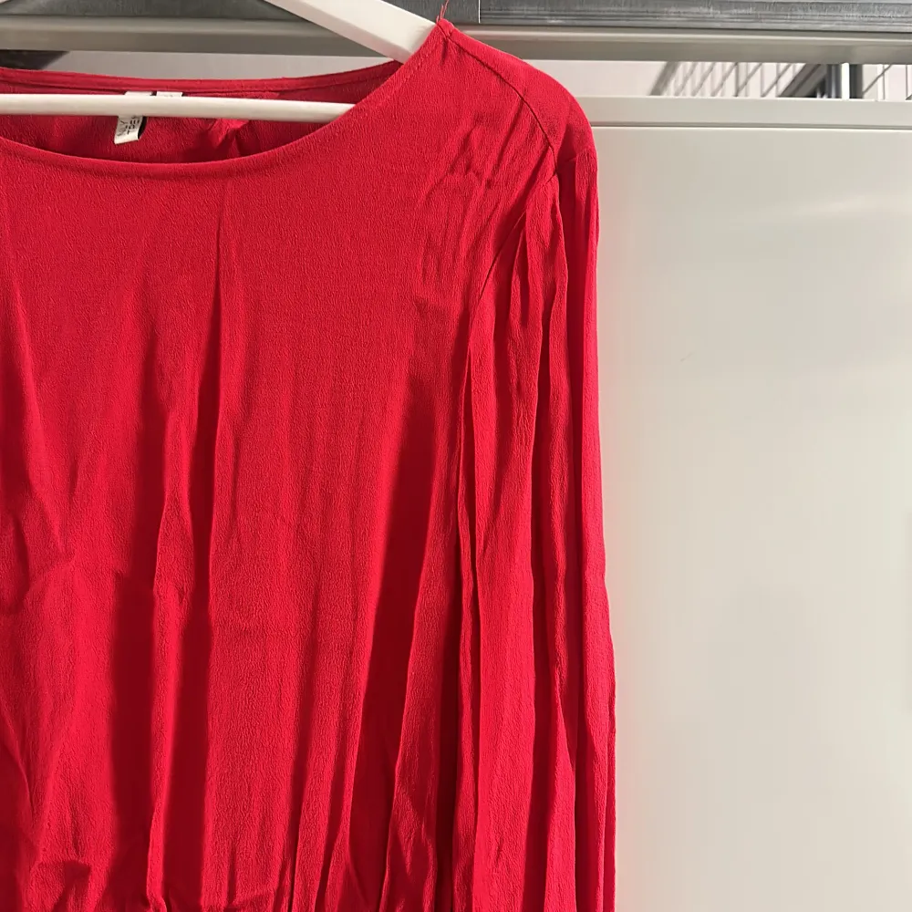 Röd klänning från Nelly med fin rygg. . Klänningar.